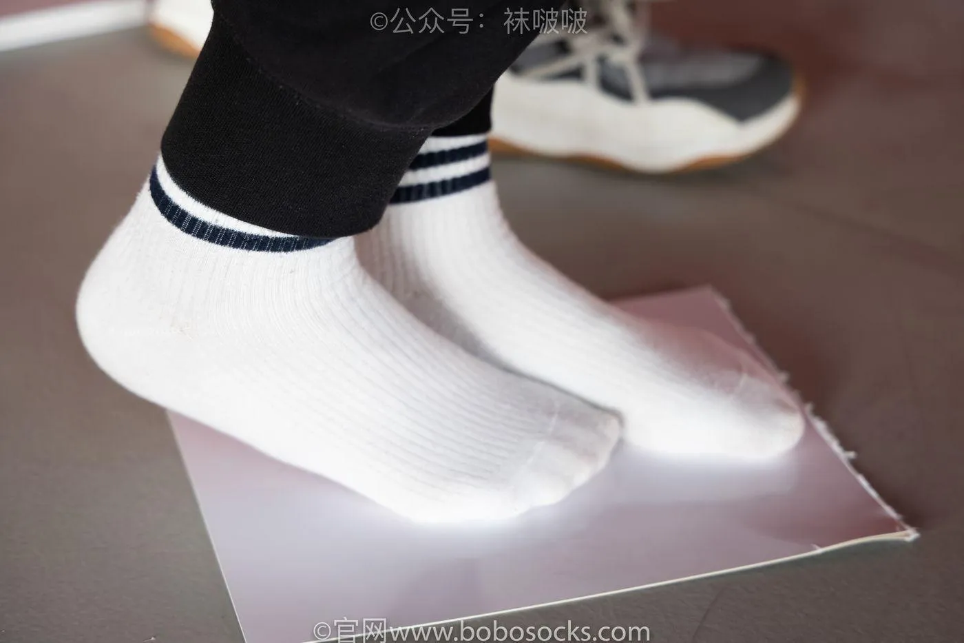 [BoBoSocks袜啵啵]NO.018 木木-运动鞋、白棉袜、裸足 [136P]插图6